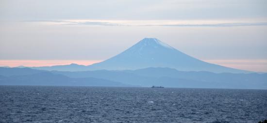 大島からの富士の眺め　11/27 16:26 役の小角は699年(文武3)大島に遠流 昼は配所にいるが夜は富士山に飛んで行をし赦免を願った