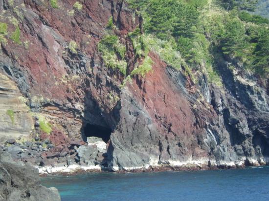 ネジの洞窟が見える　筆島火山の溶岩流 火砕物　1700年前のカルデラ形成期の溶岩流