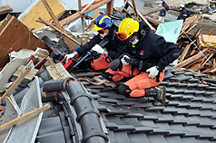 ４０３　台灣搜救隊17日在日本宮城縣岩沼市二倉區域，對倒#22604;的小型工廠及市場展開搜索救援行動。（駐日代表處提供）