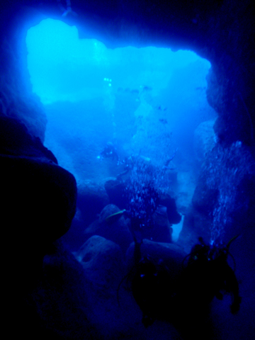 宮古島　がけ下　青の洞窟