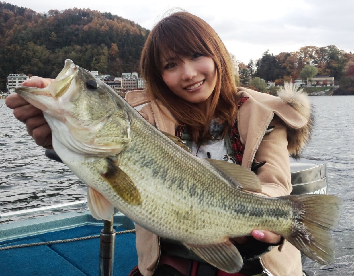 釣りガール 特にブラックバスでは驚異的な記録を多数残す 釣りガール 人気急騰 りんかのりんりんブログとは 女性バサー Naver まとめ